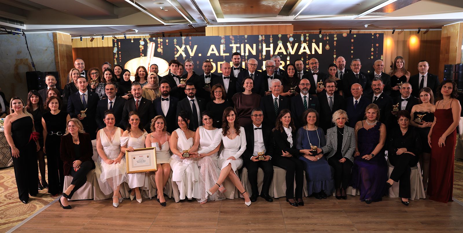 2025 Altın Havan Ödülleri töreninde ödül sahipleri toplu fotoğrafta